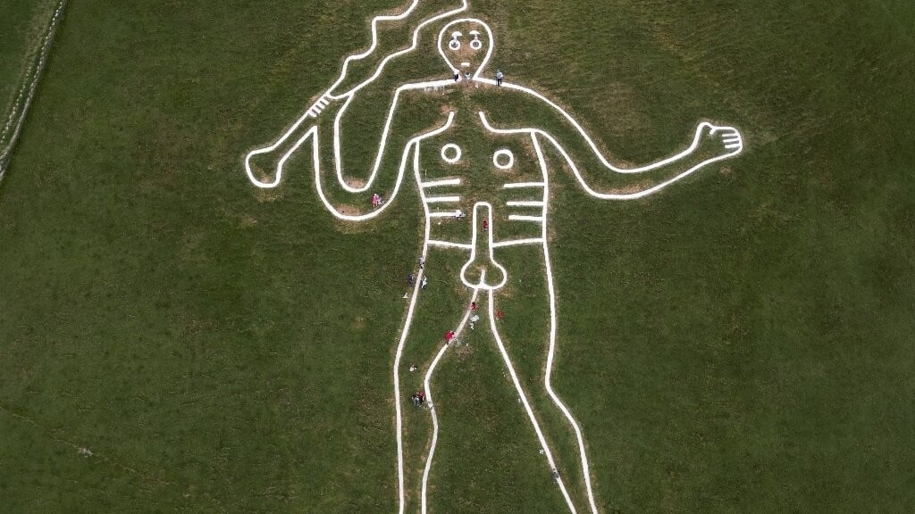 İngiltere'nin Çıplak Tebeşir Devi Cerne Abbas Restore Ediliyor!