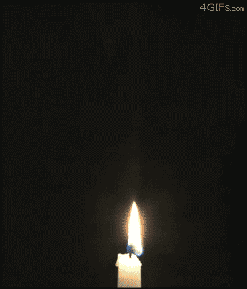 Горящая свеча гаснет в закрытой пробкой